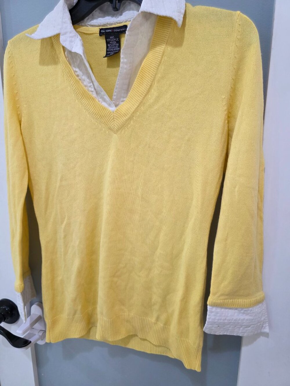 New York & Company Yellow Sweater – Women’s XS V-Neck Lightweight Pullover - Picture 5 of 7